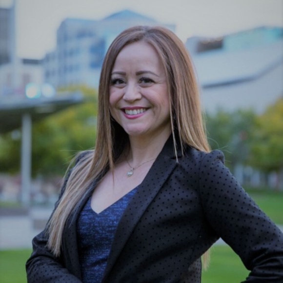 Meet your Posher, Claudia - Picture 2 of 7